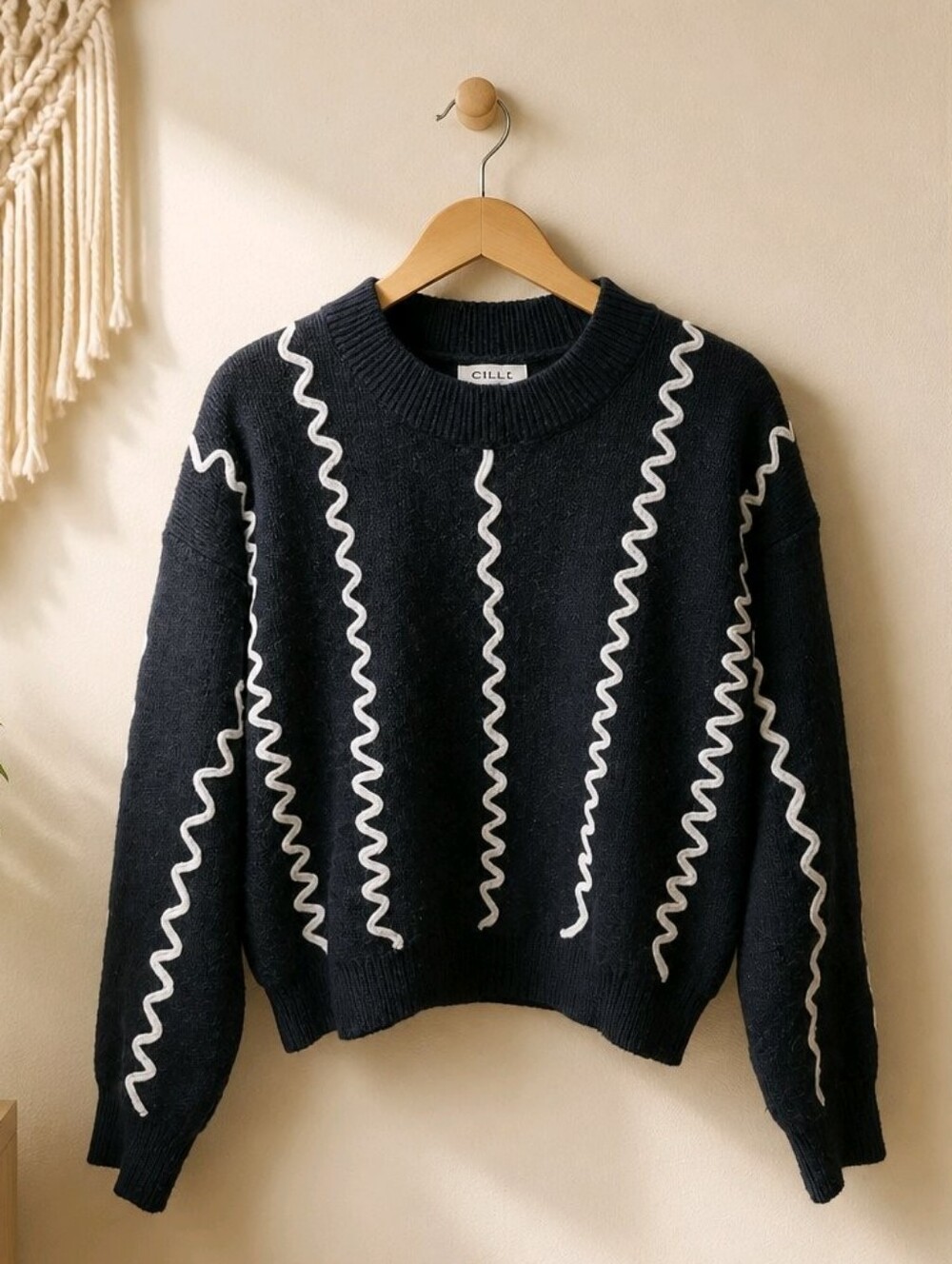 GILLI Black Crewneck Sweater with White Wavy Detail Size Small